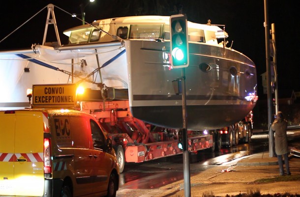 Images inédites de l' arrivée du catamaran géant au port de Sciez