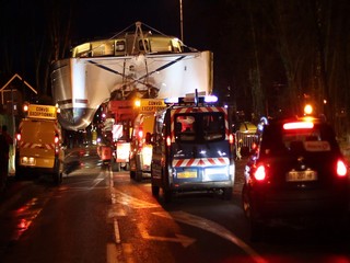 Images inédites de l' arrivée du catamaran géant au port de Sciez