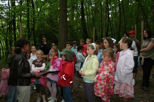 Lors de l'installation des oeuvres des enfants du CLAE