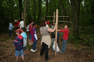 Lors de l'installation des oeuvres des enfants du CLAE