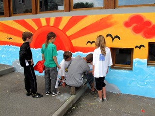 Réalisation d' une fresque sur les murs de l'école des buclines