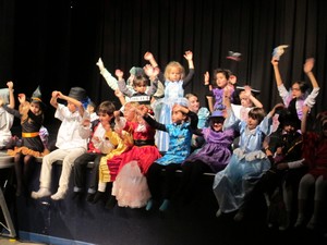 "Tous en scène" : spectacle présenté avec les enfants de l' ALAÉ